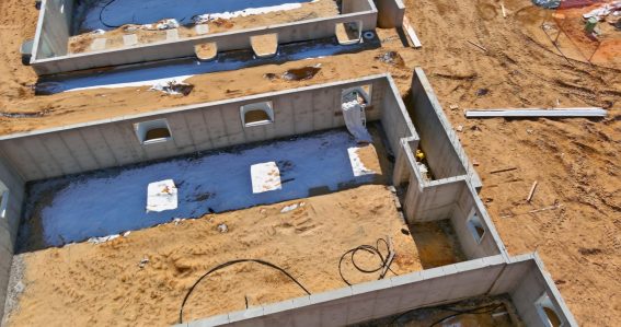 Vue aérienne des fondations en béton d'une nouvelle maison en béton